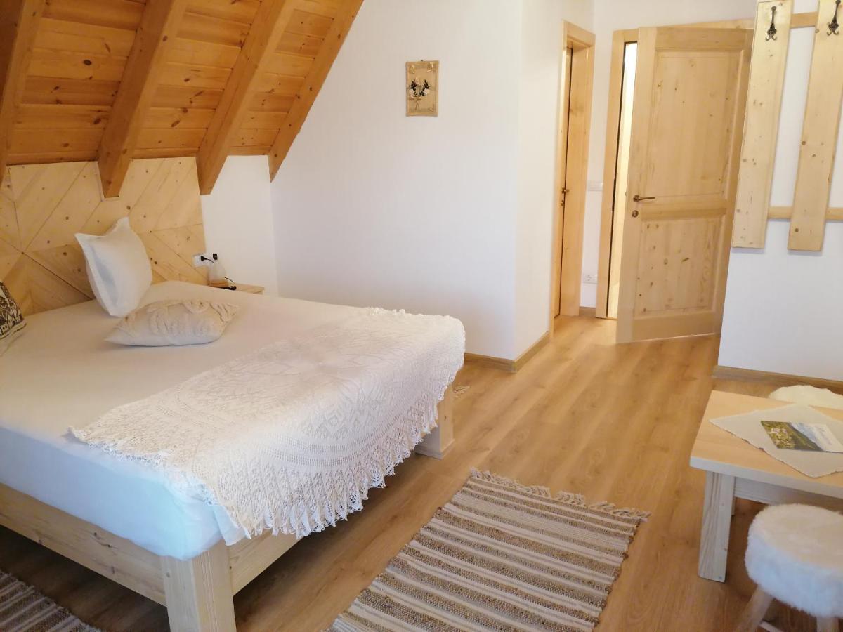Pensiunea Casuta Din Deal Moisei Habitación foto