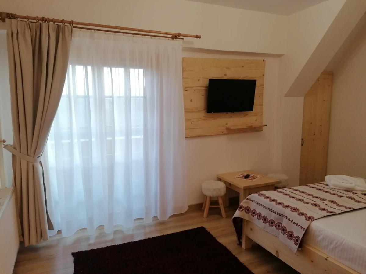Pensiunea Casuta Din Deal Moisei Habitación foto