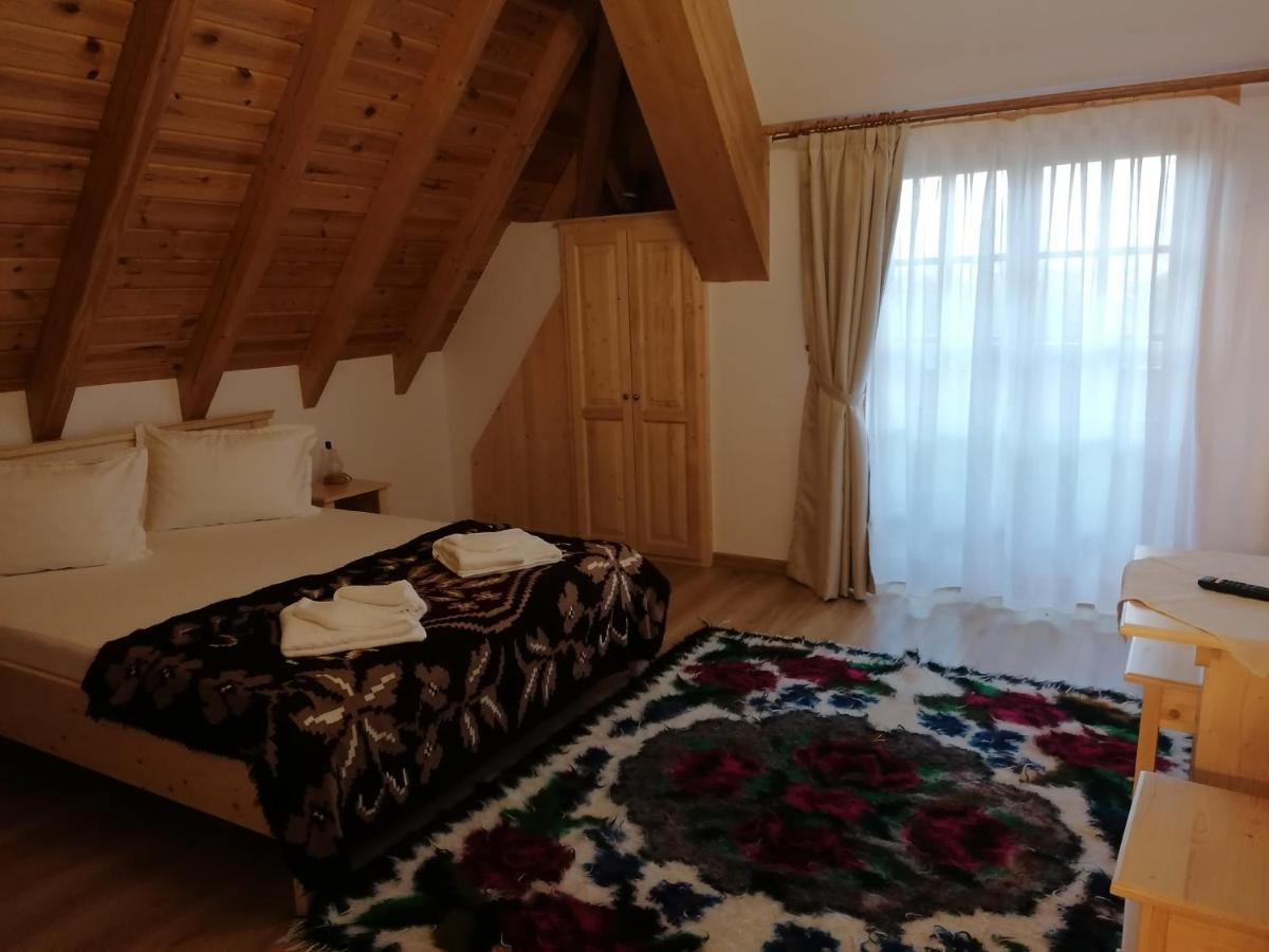 Pensiunea Casuta Din Deal Moisei Habitación foto